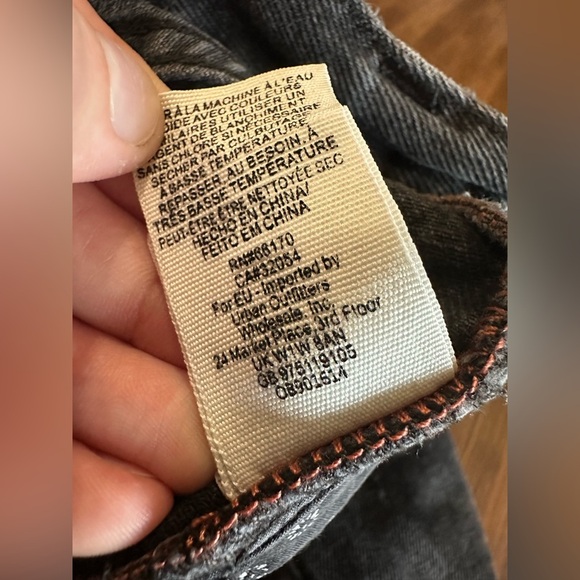 We the free FREE PEOPLE: DISTRESSED BLACK MAGGIE JEANS size 27 OB901514 - Picture 4 of 9